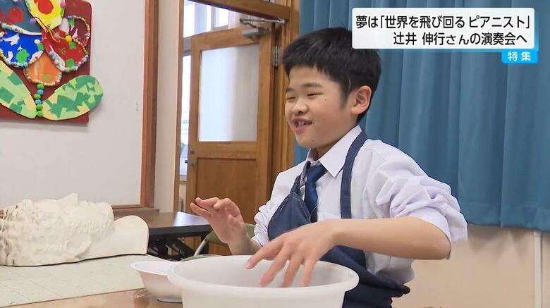 制服を着て中学校の授業を受ける旬介さん