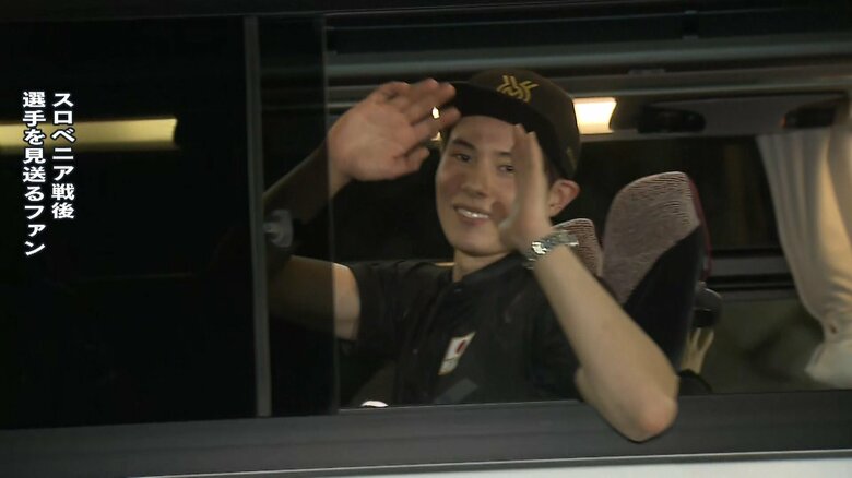 選手を見送るファンに、バスから手をふる髙橋選手