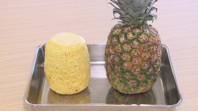 楕円形で皮の硬いパイナップルもご覧の通り