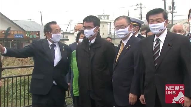 河野沖縄北方担当相 北方領土問題早期解決に意欲 根室納沙布岬で元島民らと交流