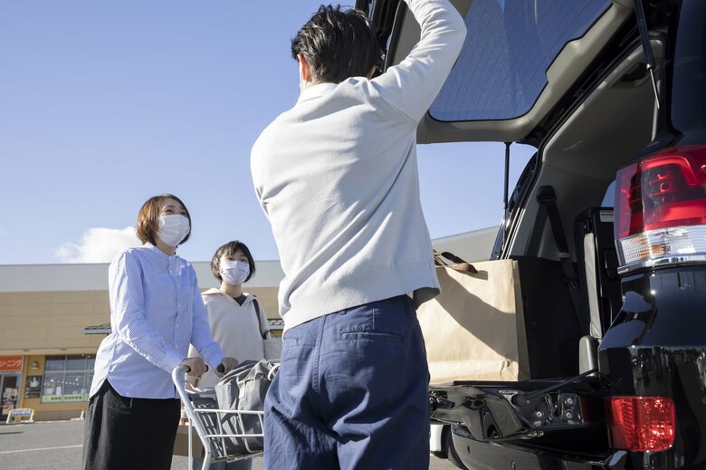 買い物には車が必須なことも（イメージ）