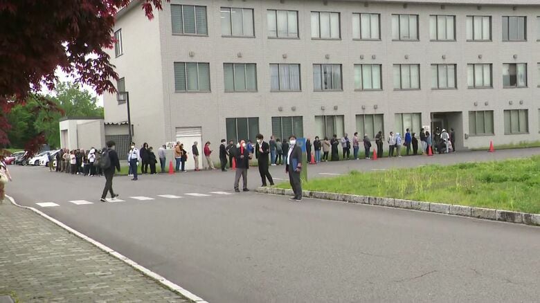 旭川地裁には傍聴券を求める人で長い列が