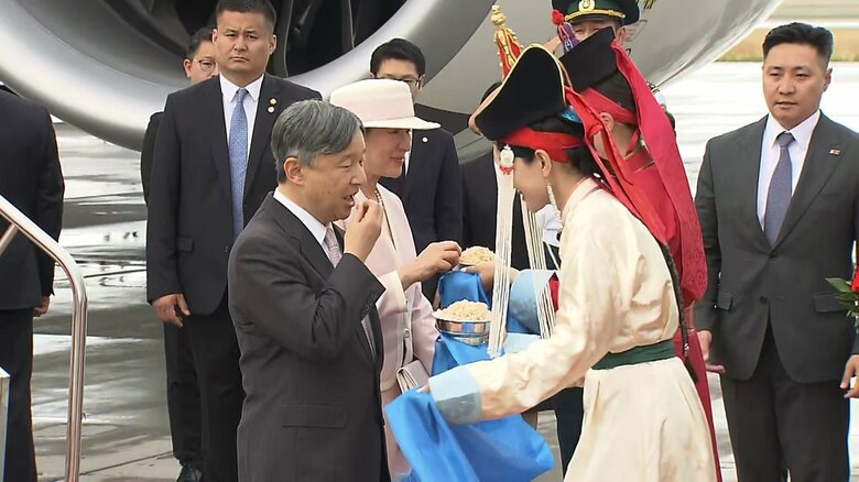 飛行機から降りて、真っ先に振る舞われた「アーロール」を召し上がる両陛下