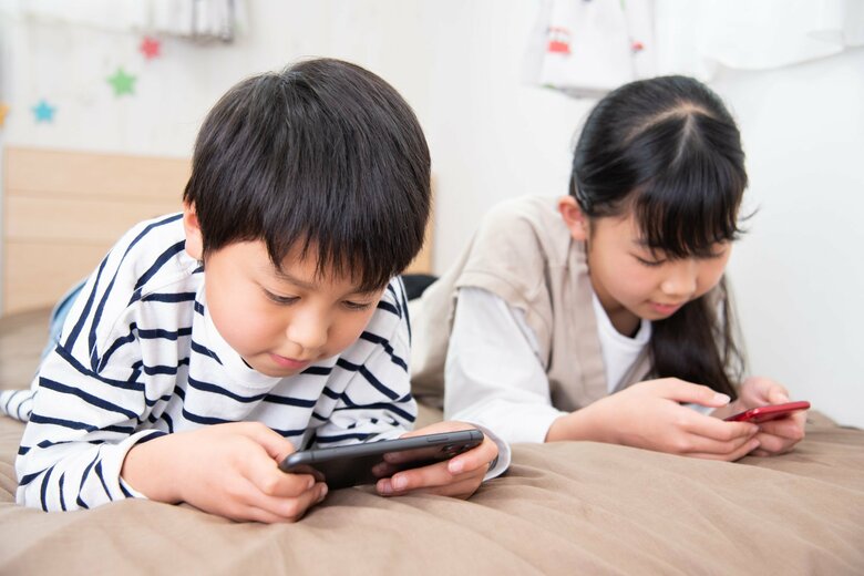 ゲームに夢中でまばたきが減る子ども（画像はイメージ）