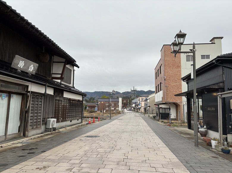 輪島朝市通り。空き地も目立つが仮設も含め再開した店もある