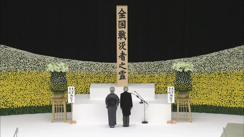 全国戦没者追悼式で黙とうを捧げられる両陛下