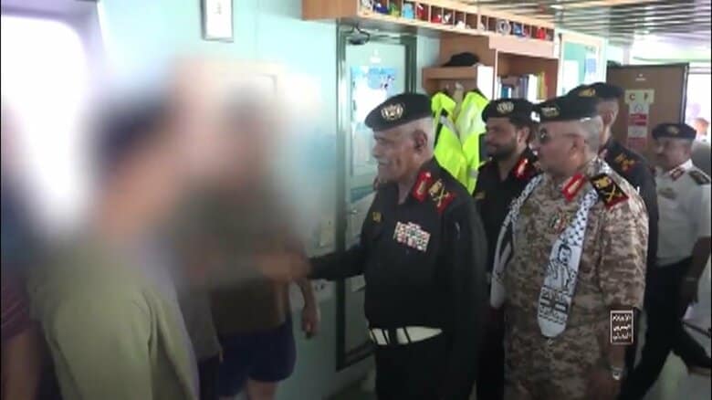 フーシ派の司令官が拿捕した貨物船を視察（フーシ派が公開した映像より）