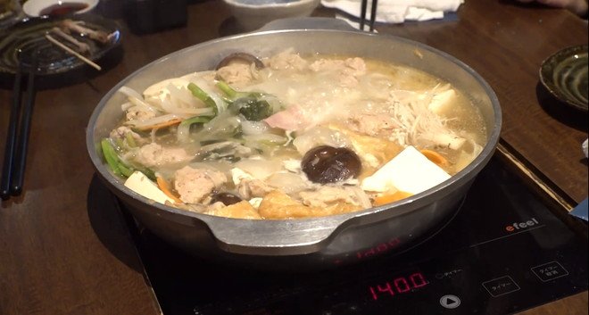 名物の「塩ちゃんこ」（東京・中央区のちゃんこ鍋の専門店「ちゃんこ玉海力　銀座店」）