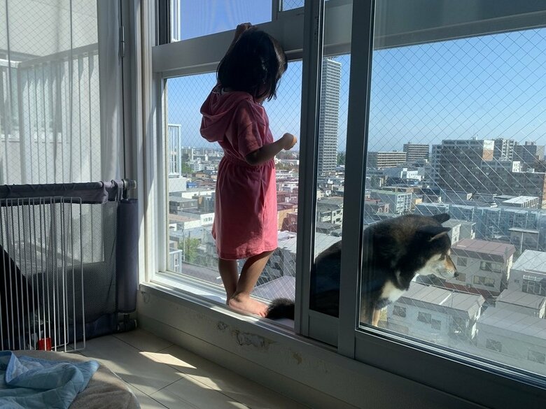 飼い主さんの娘さんと一緒に日光浴？