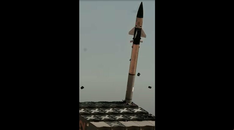 アイアインドーム迎撃システムで使用されるタミル迎撃ミサイル。発射機一基に最大20発搭載(イスラエル国防軍公式Youtubeより)