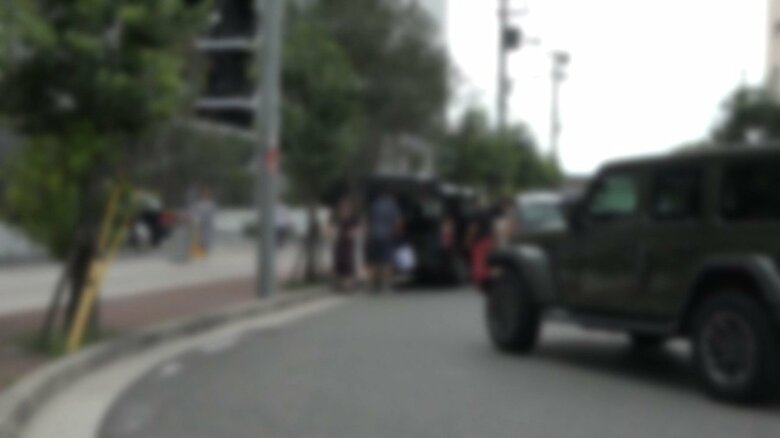 道路を防ぐ民泊利用者の車