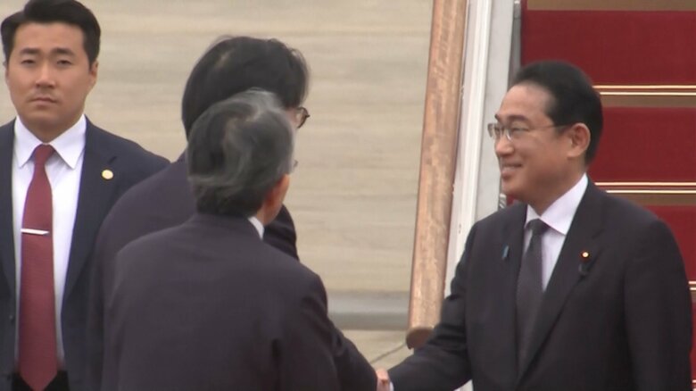 7日午前、ソウル空軍基地に到着した岸田首相