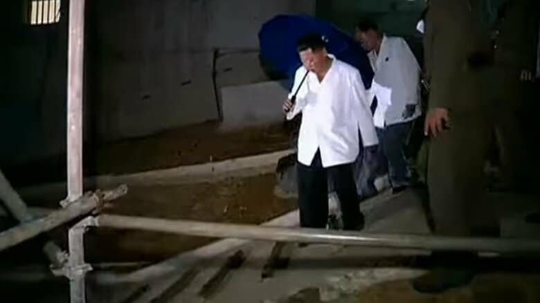 2021年8月、普通江階段式住宅を視察する金総書記　足元が危うい