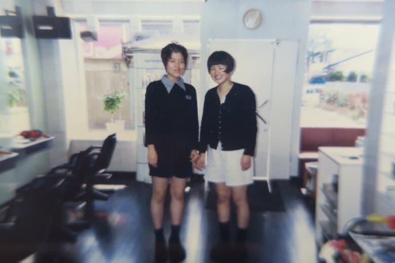 福岡の美容室で働いていた頃の和美さん（左）