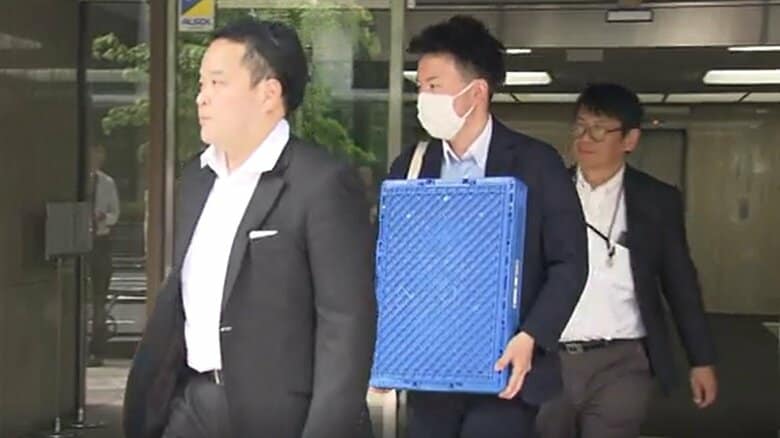 立ち入り検査を終えた宮城県職員　箱は畳まれたまま
