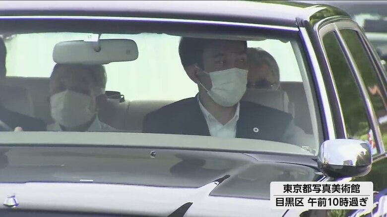 東京都写真美術館に向かわれる上皇ご夫妻（東京・目黒区　18日午前）