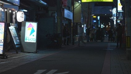 別府駅周辺の様子　飲食店の看板が明るく光り人通りも多かった