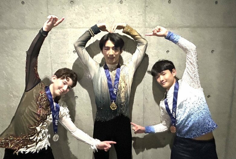 全日本ジュニアで表彰台に立った3人でポーズ（左から）中田璃士、中村俊介、周藤集