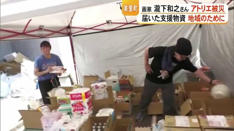 テントを張り支援物資を渡す瀧下さん（8月2日）