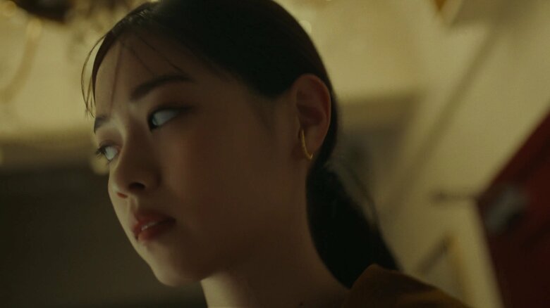 「哀」のシーン　表情も寂しげに