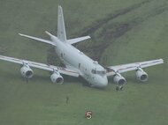 海自への引渡し前の“テスト飛行中”…自衛隊のP1哨戒機が滑走路を逸脱 乗っていた隊員ら10人搬送