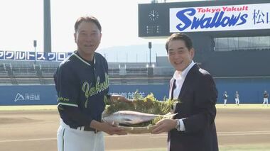 “日本一”へ　ヤクルトに愛媛産マダイと特産ミカン贈呈　松山の秋季キャンプへ知事陣中見舞い【愛媛】