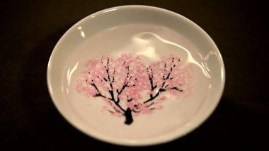 冷たいお酒を注ぐとピンク色の桜の花が…温度で色が変わる不思議な「冷感食器」