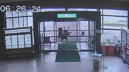 クマが公民館の自動ドアに突進　防犯カメラが捉える「ドアにぶつかったあと立ち上がってもう一度」　岩手県雫石町