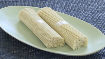 乾麺をゆでる時の手間解消！ そのまま食べられる「寒天結束テープ」を開発　ゴミも削減【岡山発】