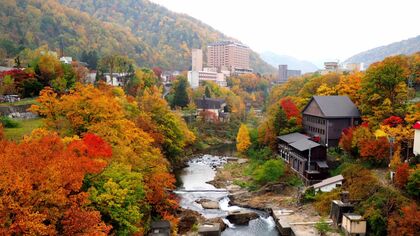 【旅のプロ厳選】秋の定山渓オススメ穴場4選―肉厚トンテキサンド＆フレンチトーストの絶品グルメ！病院屋上に足湯＆豆腐の自販機など驚きの隠れ名所も＜北海道札幌市＞