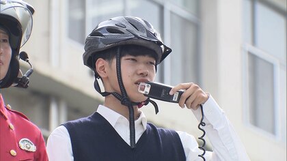 生徒会長がDJポリスとヘルメット着用を呼びかけ　高校生の自転車通学