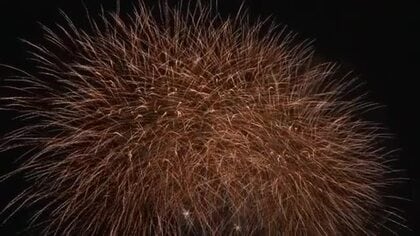 大輪の光　魚津の夏の夜を彩る　半世紀以上続く海上花火大会　今年も盛大に　