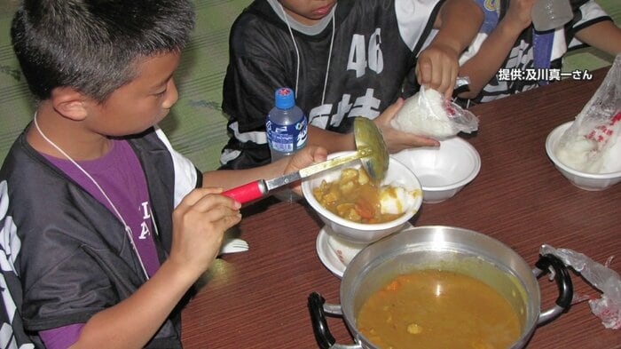 海で楽しむイベントでの食事作り体験の様子