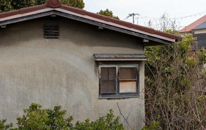空き家の管理には手間と費用がかかる…（画像：イメージ）