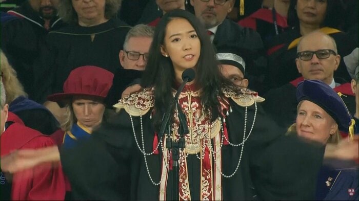 ハーバード大学の卒業式で演説する蒋さん