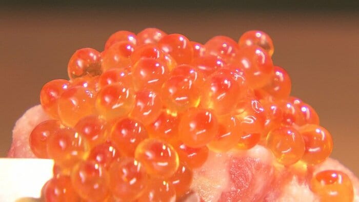 丼の上には…こぼれるほどのいくらが！