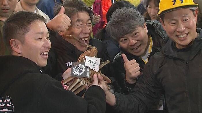 「五輝星」を競り落とし笑顔の寺門ジモンさんら