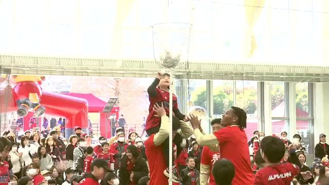 選手と一緒に楽しむサポーター