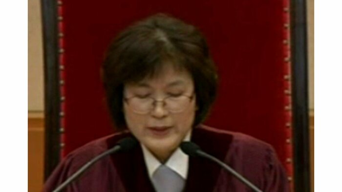 2017年3月、朴槿恵大統領の弾劾を宣告する李貞美裁判官(当時)