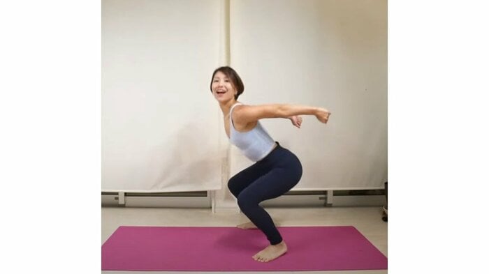 バンザイスクワット:代謝アップ、体力アップ、足腰の安定性の効果が期待できる