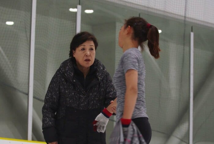 氷上練習で中野コーチから指導を受ける坂本