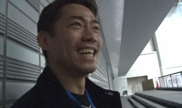 リンクサイドに立って「緊張しました」と話す高橋大輔