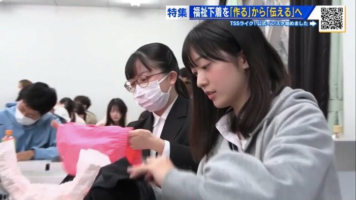 福祉下着や尿取りパッドに触れる学生たち