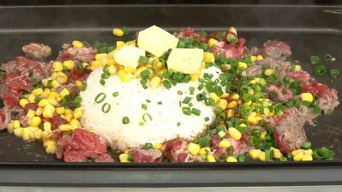 米・肉・コーン・ねぎ、こしょうを混ぜて炒める料理「#ペッパーランチ」