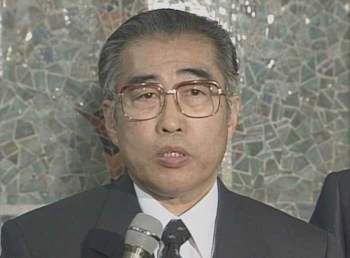 倒れる直前のぶら下がりで言葉を詰まらる瞬間の小渕首相(当時)