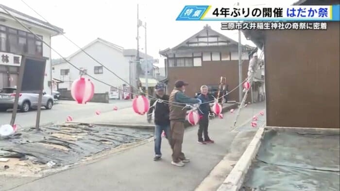 久井稲荷神社までの道をちょうちんで飾りつける地域住民
