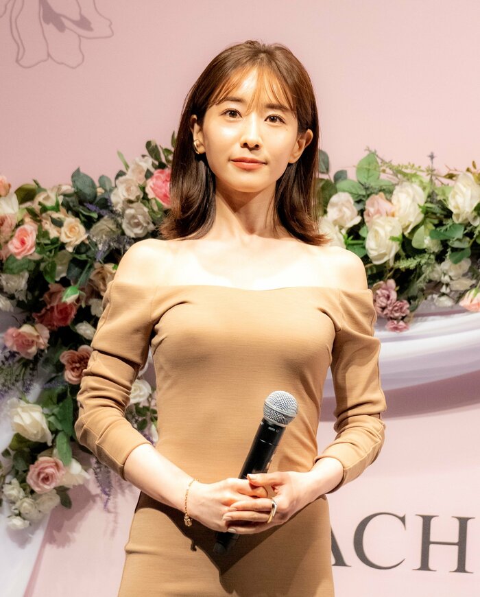 田中みな実さん 美ボディが際立つタイトワンピースで