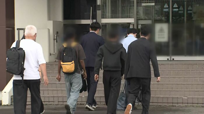 倶知安警察署に入っていくミャンマー国籍の労働者