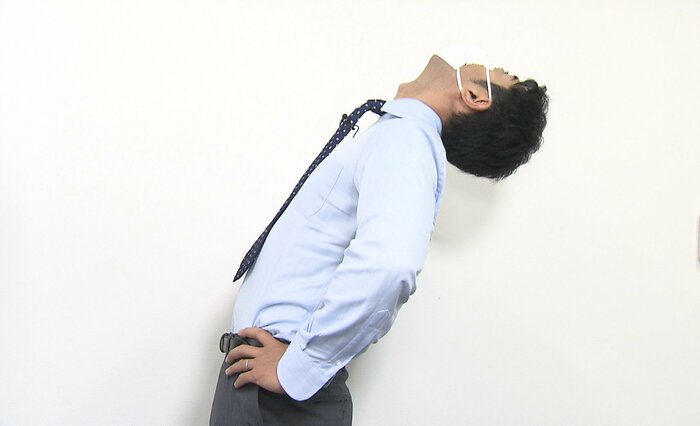 反りが深くなった榎並キャスター