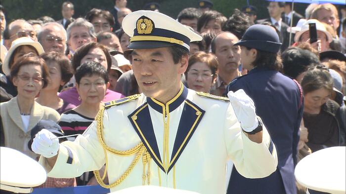 上皇ご夫妻の結婚50年奉祝演奏で指揮を務める渡辺さん（2009年）